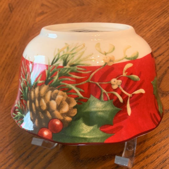 BEAUTIFUL Holiday/Christmas Bowl NWOT - Porcelain China Gorgeously Designed - Picture 3 of 15